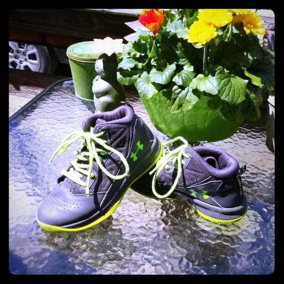 Under Armour Other - Boys Under Armour basketball shoes
